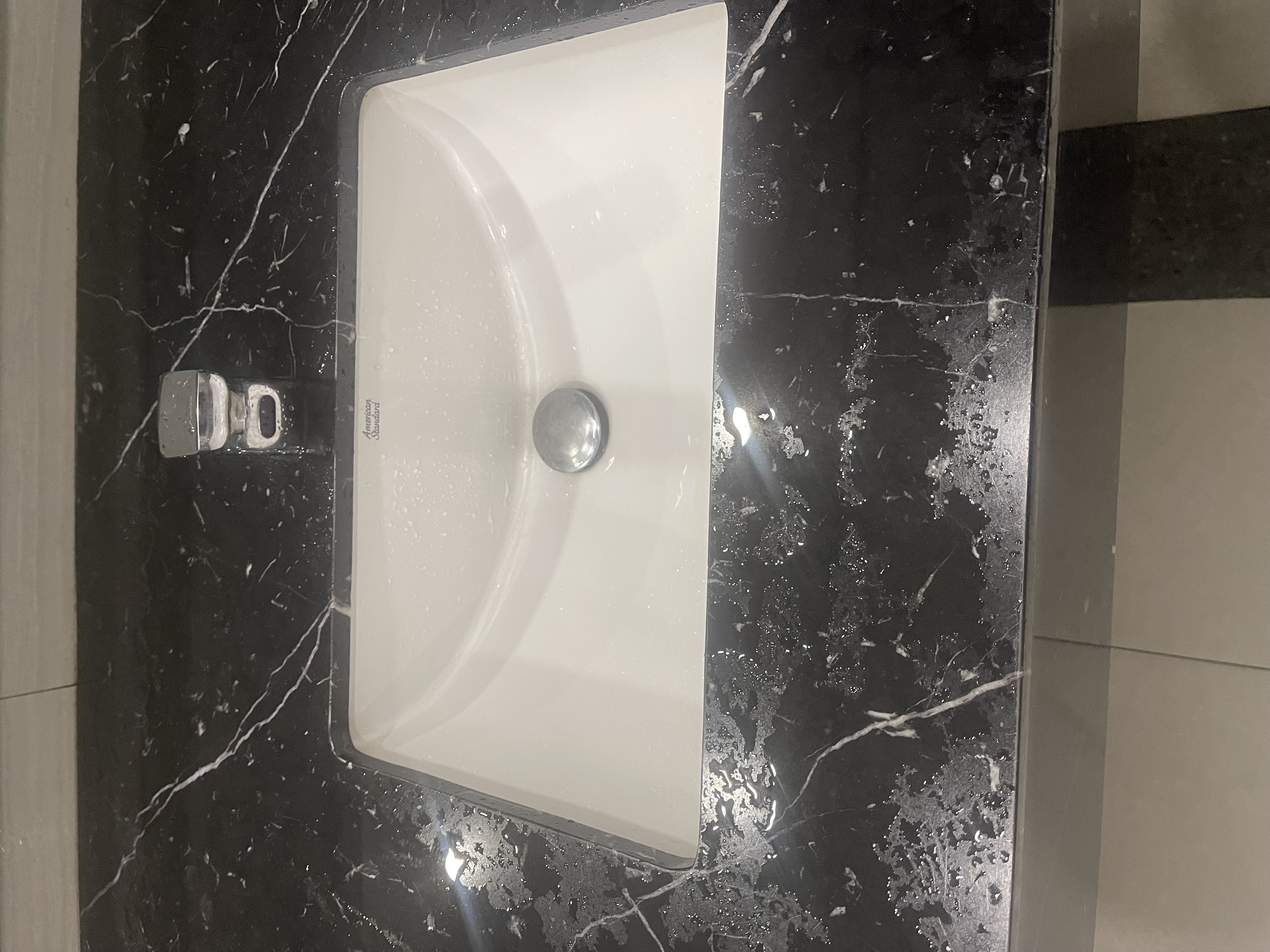 Bidet/tissue/tabo photo